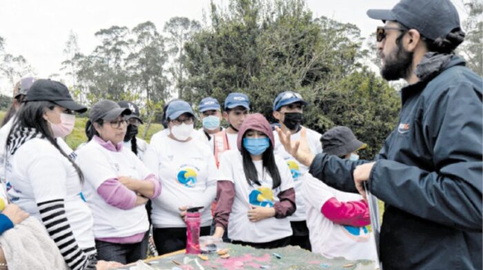 Voluntarios de Fonag durante la ‘Minga Cuid-arte’ en el Río San Pedro en Machachi. Foto: Cortesía / Fonag.