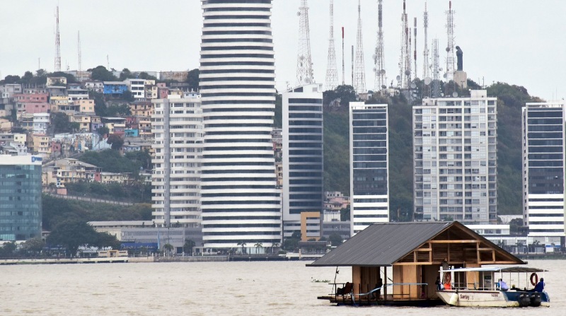 La casa flotante que hoy alberga al Observatorio llegó flotando hasta Guayaquil. Su presencia en el río llamó la atención. Foto: Cortesía / Natura Futura.