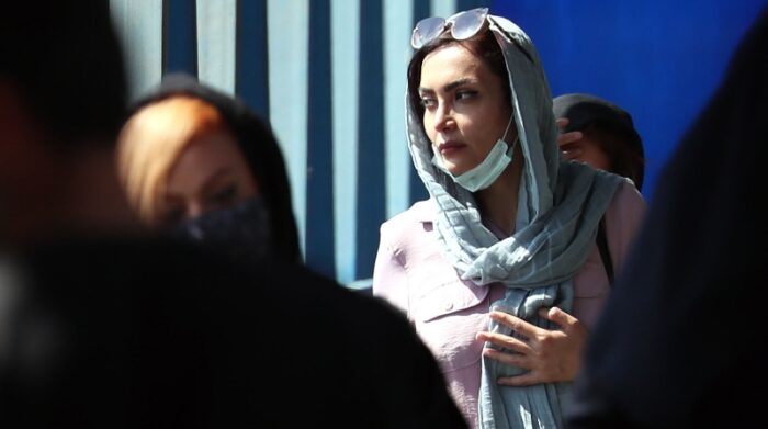Mujeres iraníes, ataviadas según las estrictas normas morales imperantes en el país, caminan por el centro de Teherán. Foto: EFE.