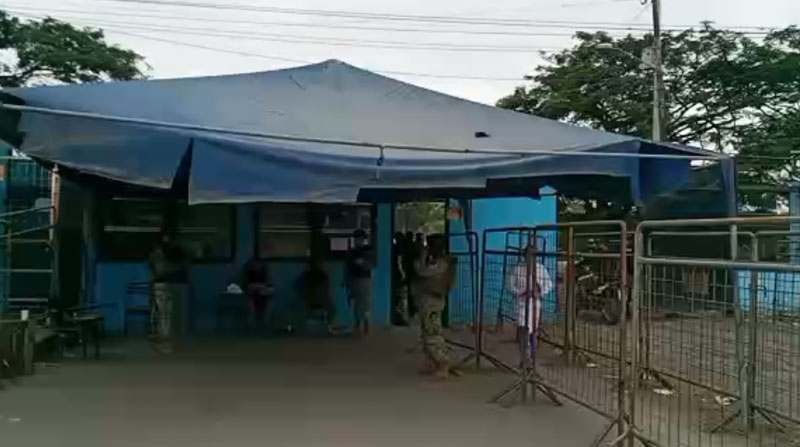 La mañana de este sábado 3 de septiembre de 2022, familiares de los internos se acercaron a los exteriores de la Penitenciaria del Litoral, en el norte de Guayaquil. El ingreso y salida de unidades policiales es constante tras los tiroteos de la noche y madrugada. Foto: EL COMERCIO