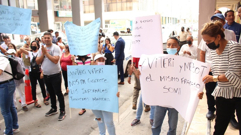 Varios empleados municipales rodearon la Fiscalía del Guayas durante el plantón. Fotos: Cortesía Donald Díaz / EL COMERCIO.