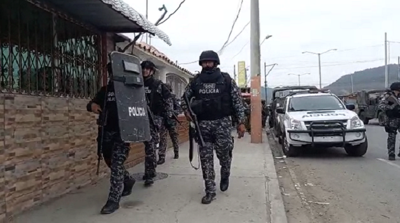 Policías patrullan calles de Socio Vivienda 2, al noroeste de Guayaquil