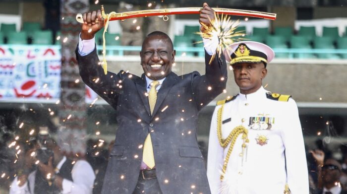 El nuevo presidente keniano, William Ruto, sostiene sobre su cabeza una espada simbólica durante su investidura. Foto: EFE.