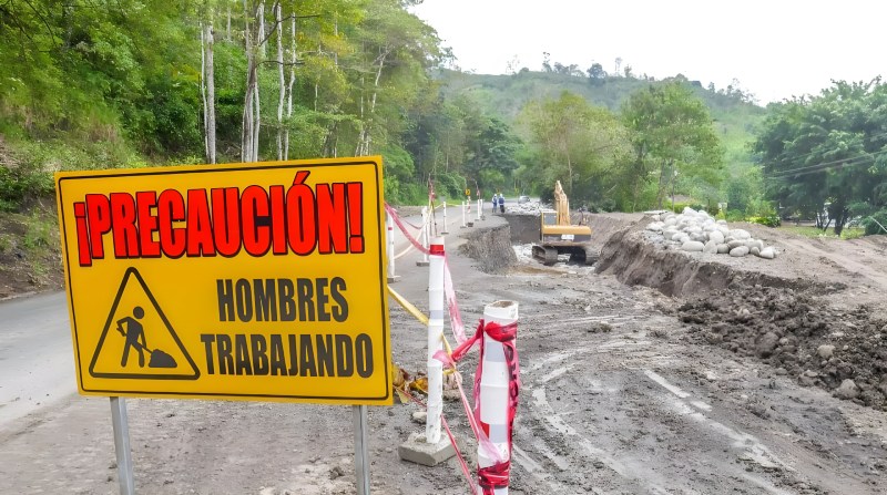 Obras a medias son el panorama en la carretera del corredor entre Santo Domingo de los Tsáchilas y Esmeraldas. Foto: Cortesía MTOP.