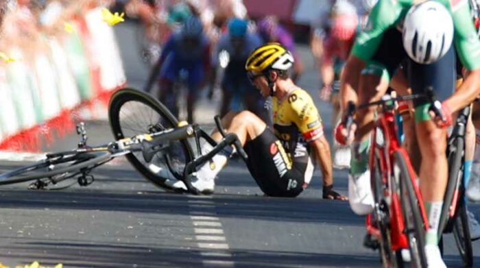 El ciclista esloveno Primoz Roglic, en el momento de la caída a pocos metros de la meta de la decimosexta etapa que le ha impedido continuar en la Vuelta a España. Foto: EFE/ Javier Lizón