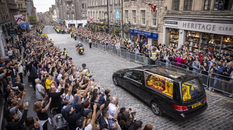 En un cortejo fúnebre, el ataúd con el cuerpo de Isabel II fue trasladado hacia Edimburgo. Foto: EFE.