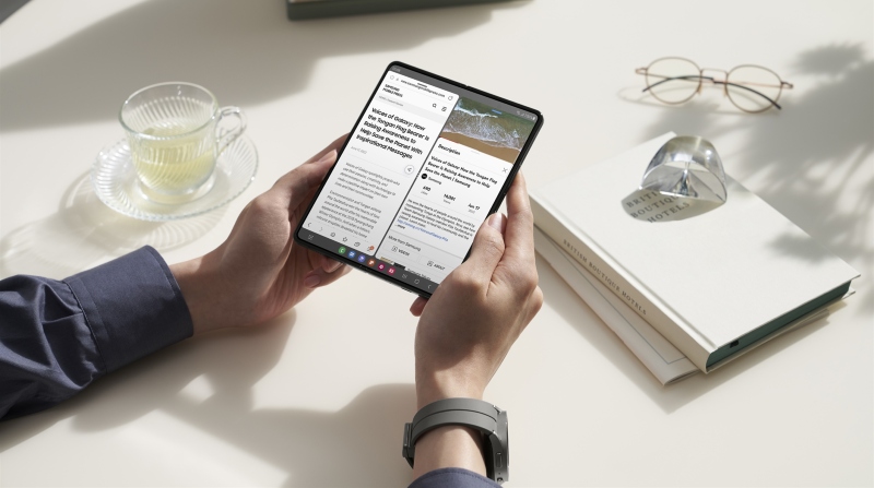 Los usuarios pueden personalizar completamente sus teléfonos por dentro y por fuera, con Galaxy Themes tanto en la pantalla de cubierta como en la principal. Cortesía / Samsung.