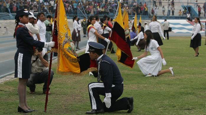 Imagen referencial. Los alumnos no deberán besar a la bandera en el acto de juramento. Foto: Archivo / EL COMERCIO.