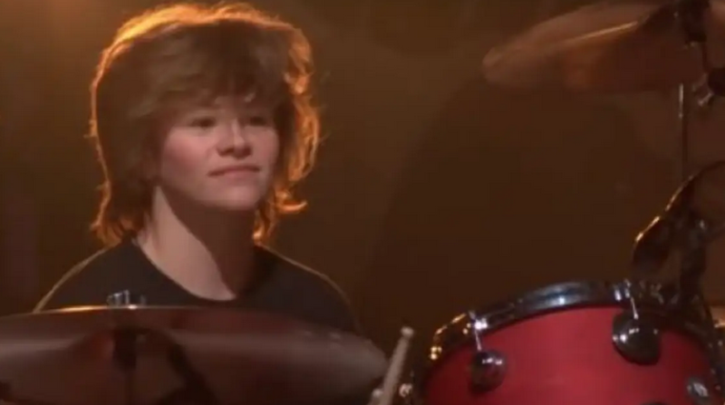 Oliver Shane Hawkins, hijo del fallecido baterista de Foo Fighters, sigue los pasos de su padre en la música. Foto: Twitter de Foo