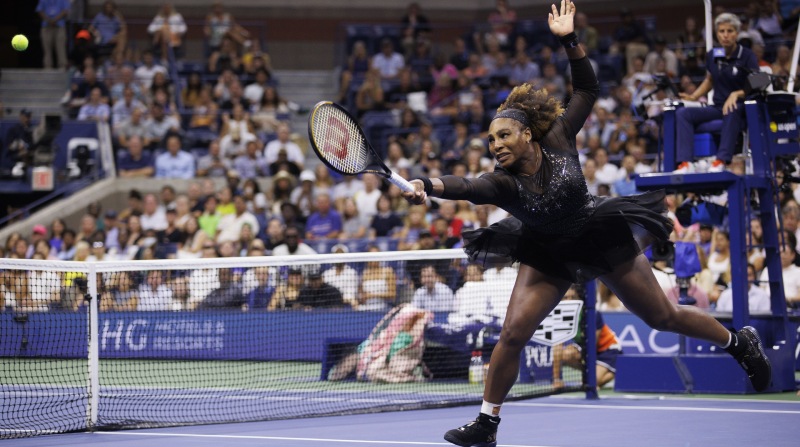 La estadounidense Serena Williams devuelve la pelota a Danka Kovinic, de Montenegro, en la primera ronda del Abierto de Estados Unidos, en Nueva York. Foto: EFE.