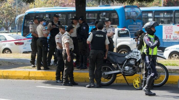 Siniestro de tránsito en la Av Naciones Unidas y Shyris que involucró a un motociclista de la policía nacional y un vehículo particular. Fotos: Carlos Noriega / EL COMERCIO.