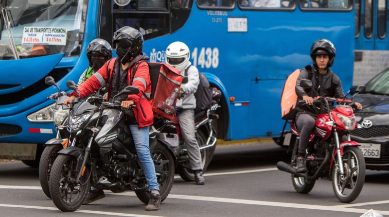 Motociclistas circulan delante de otros vehículos en el sector de la intersección de las avenidas Amazonas y Naciones Unidas, en el norte de Quito. Foto: Carlos Noriega / EL COMERCIO.