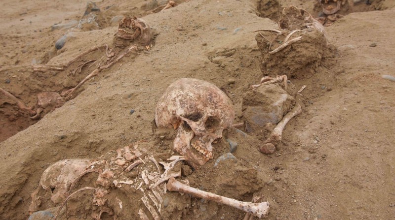 El hallazgo arqueológico se dio en la región de Pampa La Cruz. Ya suman 302 tumbas encontradas. Foto: Programa Arqueológico Huanchaco.