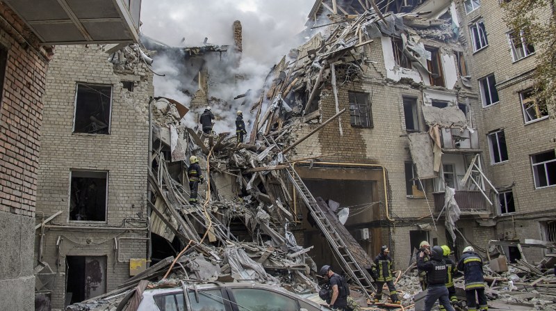 Imagen de los efectos de un ataque ruso en contra de edificios administrativos en la localidad ucraniana de Kharlov. Foto: EFE.