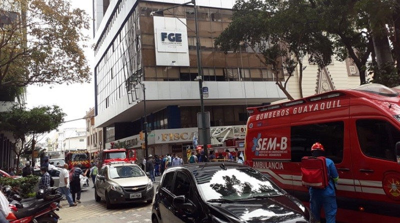 Ambulancias y bomberos respondieron a una alerta de incendio en la Fiscalía del Guayas