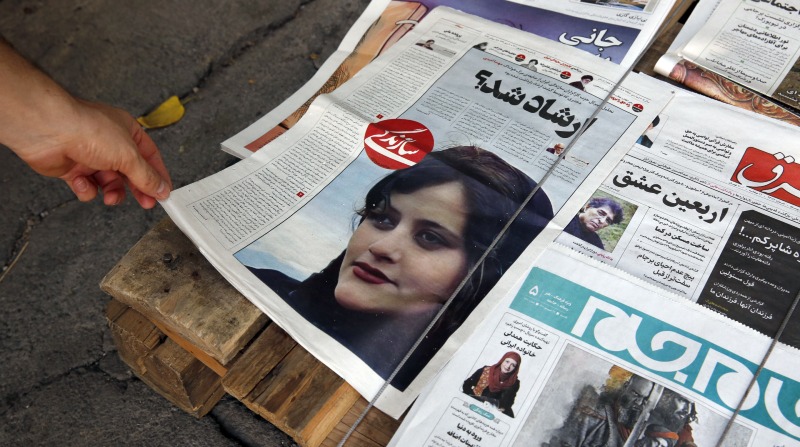 Portadas de diarios iraníes muestran la noticia de la muerte de la joven Masha Amini, fallecida tras ser detenida por no portar de manera adecuada el velo en público. Foto: EFE.