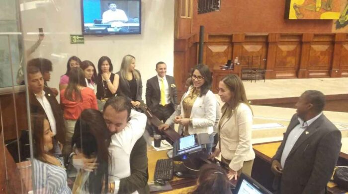El asambleísta Pabel Muñoz se despidió este jueves, 8 de septiembre de 2022, de sus colegas en el Parlamento. Foto: Roger Vélez / EL COMERCIO.