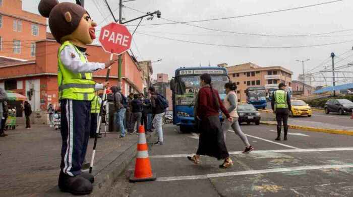 Los agentes metropolitanos de tránsito se ubicaron en el paso peatonal de la Marin Central para facilitar el paso. Foto: Carlos Noriega / EL COMERCIO.