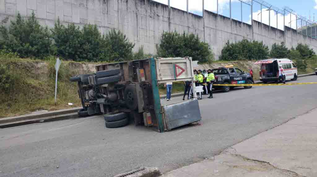 Dos hombres que robaron un camión provocaron un siniestro de tránsito en la vía hacia la cárcel de Turi, en Cuenca. Foto: Cortesia El Mercurio.