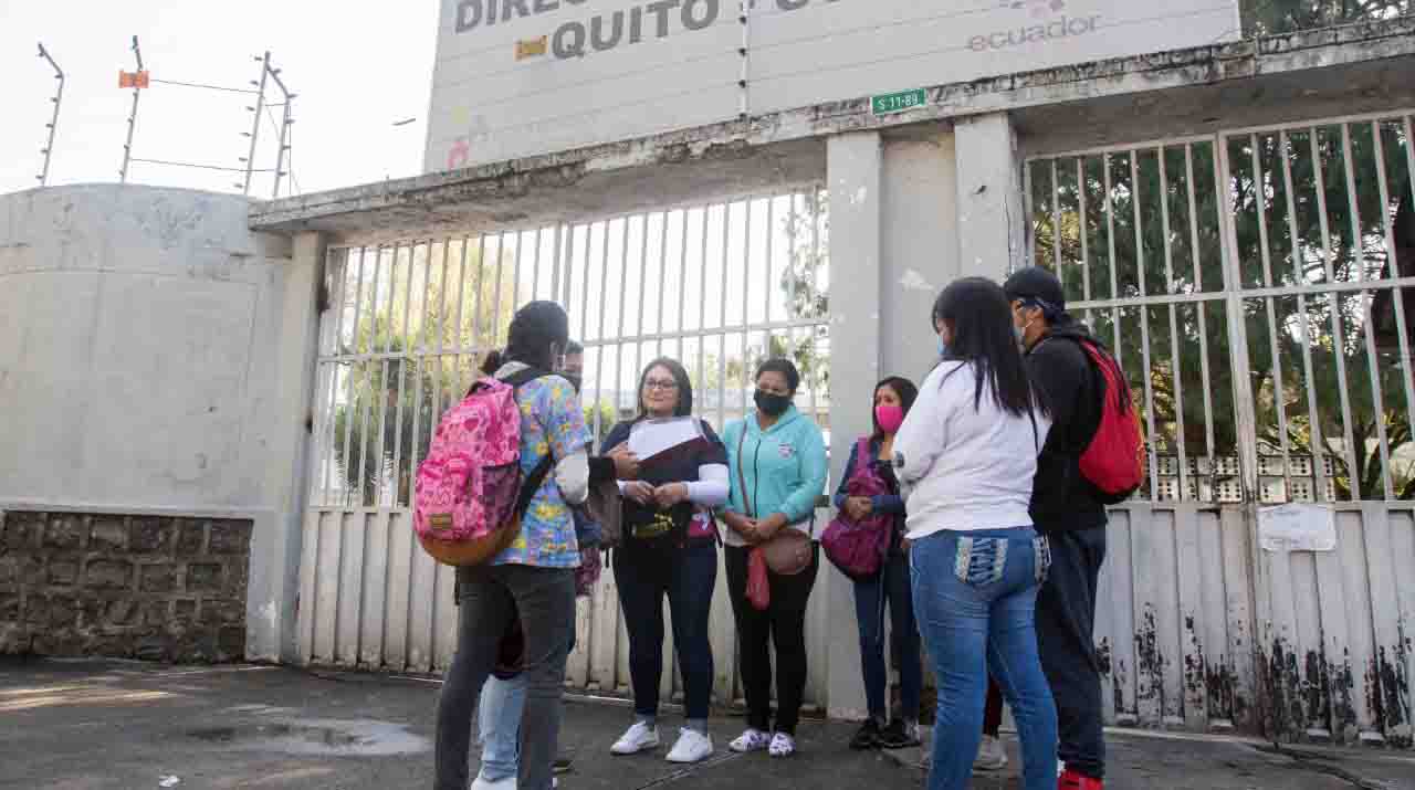 Trabajadoras de los Centros de Desarrollo Infantil financiados por el Ministerio de Inclusión Económica y Social (MIES) reclaman en la Dirección Distrital Quito Sur la falta de pago en sus sueldos. Foto: Carlos Noriega / EL COMERCIO