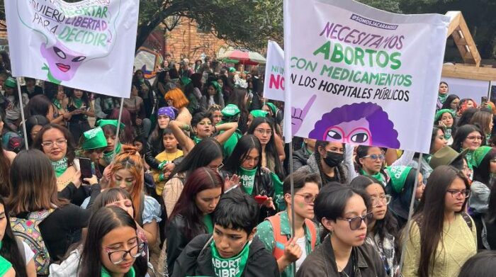 En el Día de Acción Global por un aborto legal y seguro, ciudadanos de Colombia salieron a marchar. Foto: @SomosJacarandas