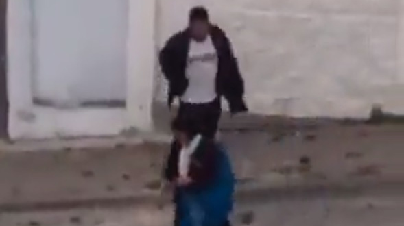 Un hombre agredió con golpes a una pequeña niña y a su madre. El hecho se registró en Cañar. Foto: Captura de pantalla.