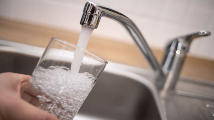 Imagen referencial. Los quiteños gastan entre 180 a 200 litros de agua por habitante y en esta época aumenta a 220 a 230 litros. Foto: Freepik