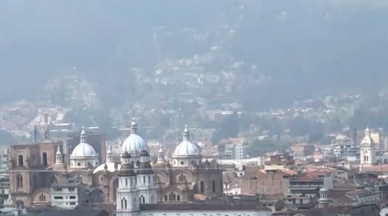 El aire que circula por Cuenca es de baja calidad, es decir, poco saludable y recomiendan el uso de mascarillas. Foto: Captura de video Twitter @RiesgosCuenca