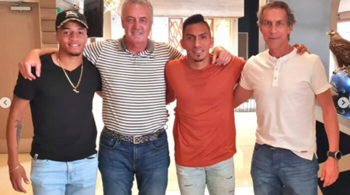 Gustavo Alfaro se reunió con los seleccionados Byron Castillo (izquierda) y Ángel Mena, en México. Lo acompañó su asistente Carlos González (derecha). Foto: Instagram gustavojalfaro