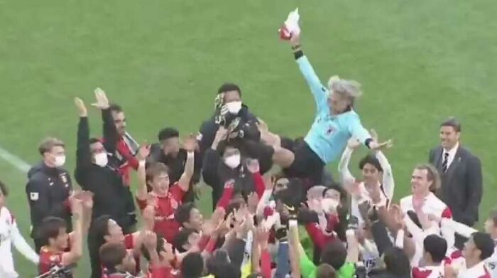 Jugadores de Japón homenajearon a lo grande a su árbitro. Foto: Captura del video de Twitter @japaofcbr