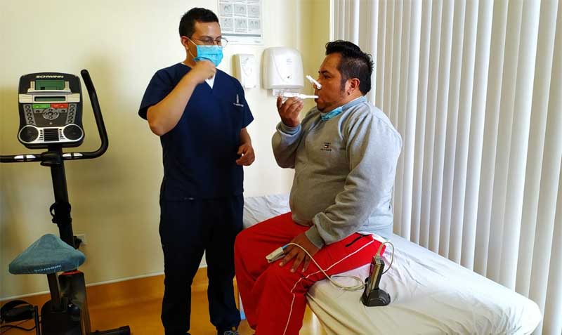 Un paciente realiza su tratamiento en el área de rehabilitación postcovid que se inauguró este 28 de septiembre del 2022 en el Hospital Docente de Calderón. Foto: EL COMERCIO