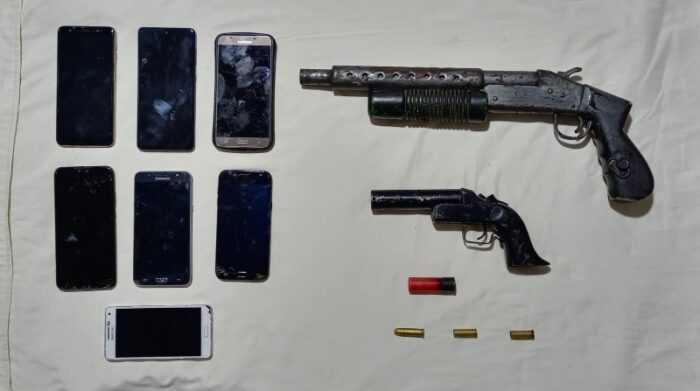 Varias armas de fuego y celulares fueron decomisados como evidencias. Foto: Policía Nacional