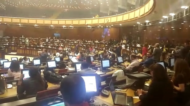 Pasadas las 15:00 de este 1 de septiembre se retomó la sesión del Pleno de la Asamblea en la que se debate el juicio político contra los vocales de la Judicatura. Foto: Captura de pantalla.