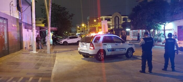 La Policía cerró la calle donde un hombre fue asesinado cuando estaba al volante de un vehículo en la ciudadela Simón Bolívar.Foto: EL COMERCIO