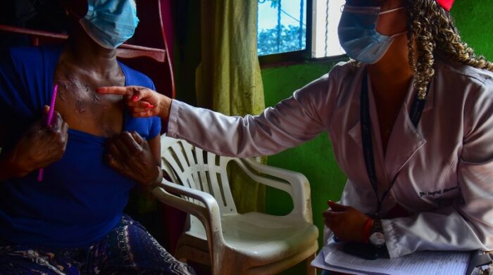 La doctora Marcela visita a Angélica para revisar sus cicatrices. También le dan acompañamiento sicológico por la muerte de su hija. Foto: El Comercio