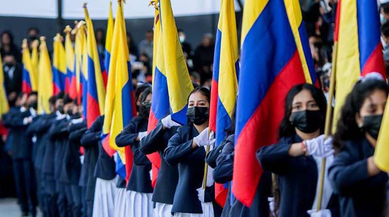 Los estudiantes del colegio Simón Bolívar juraron la bandera. Foto: Carlos Noriega / EL COMERCIO