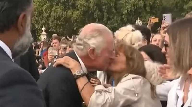Jenny Assiminios fue la mujer que le dio un beso al rey Carlos III. Foto: Captura de video @todonoticias