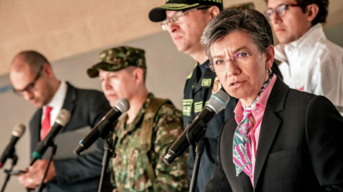 La alcaldesa Claudia López durante una declaración a los medios tras un Consejo de Seguridad, en Bogotá (Colombia). Foto: EFE.