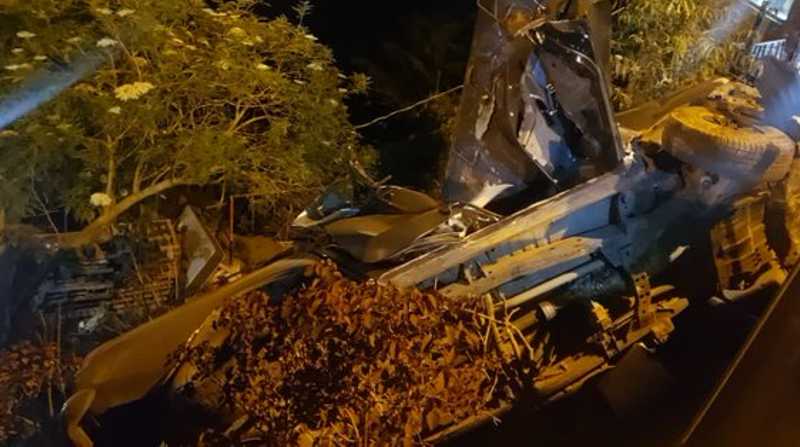 Un vehículo cayó en el patio de una casa en Quito. Foto: Twitter @BomberosQuito