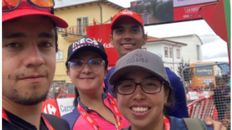 Desde la izquierda están Josué Burbano, Mily Aulestia, Jairo Mejía y Sophia Rosero en la Vuelta a España. Ellos alientan a los ecuatorianos Richard Carapaz y Jonathan Caicedo. Foto: cortesía Josué Burbano.