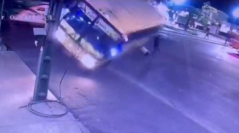Un hombre se salva de ser aplastado por un bus que pierde pista. Foto: Captura de video