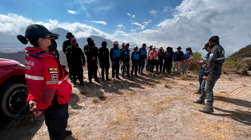 Bomberos, agentes metropolitanos y personas de la sociedad civil realizaron labores de búsqueda en el cerro Catequilla. Foto: Patricio Terán / EL COMERCIO