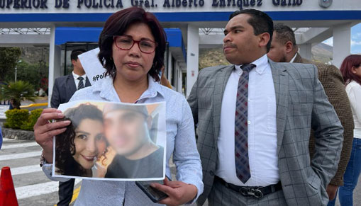 La madre de María Belén Bernal llegó hasta la Escuela de Policía General Enríquez Gallo, en el norte de Quito, para exigir información por la desaparición de su hija. Foto: Patricio Terán/ EL COMERCIO
