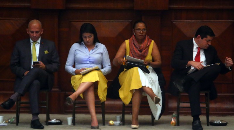 Walter Gómez, Victoria Desintonio, Rosa Chalá y José Carlos Tuárez, en la sesión para su censura y destitución en el Legislativo. Foto: EL COMERCIO
