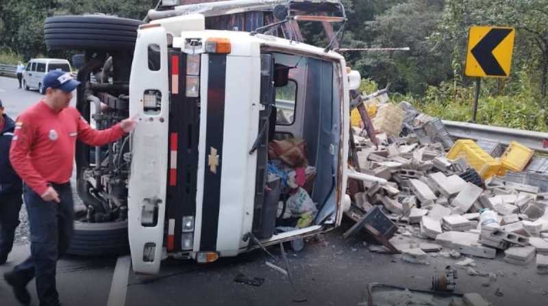 Un camión perdió pista en la vía Alóag- Santo Domingo. Foto: Twitter @ECU911Quito