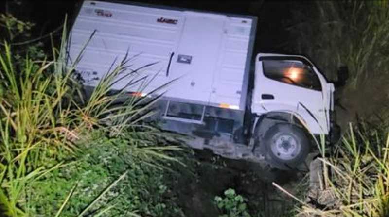 En la noche del lunes, un camión se volcó en el cantón Pallatanga. Foto: Cortesía Facebook El Diario de Riobamba
