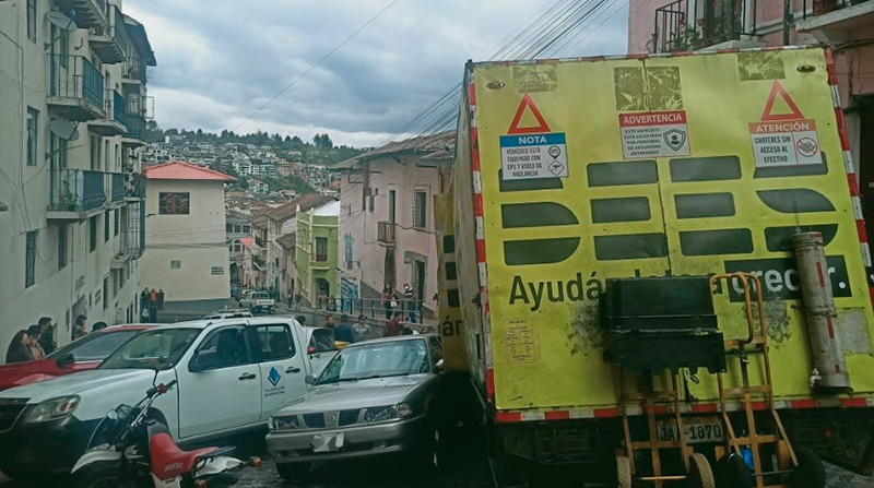 Un camión perdió los frenos y chocó contra autos estacionados en una bajada en el centro de Quito. Foto: AMT