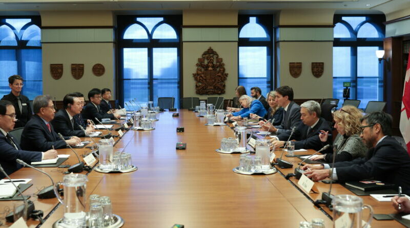 Autoridades canadienses en reunión con grupos y autoridades internacionales, en Ottawa. Foto: EFE.