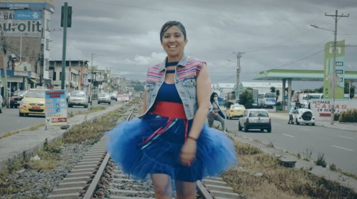 Screenshot del videoclip 'Virgen y volcán' de la cantautora latacungueña Grecia Albán.
