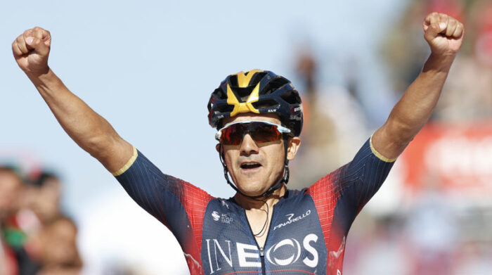 Richard Carapaz levanta los brazos al ganar la etapa 14 de la Vuelta a España el 3 de septiembre del 2022. Foto: EFE